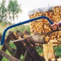 LUX Bügelsäge Comfort 530 mm beim Holzsägen auf einem Sägebock.