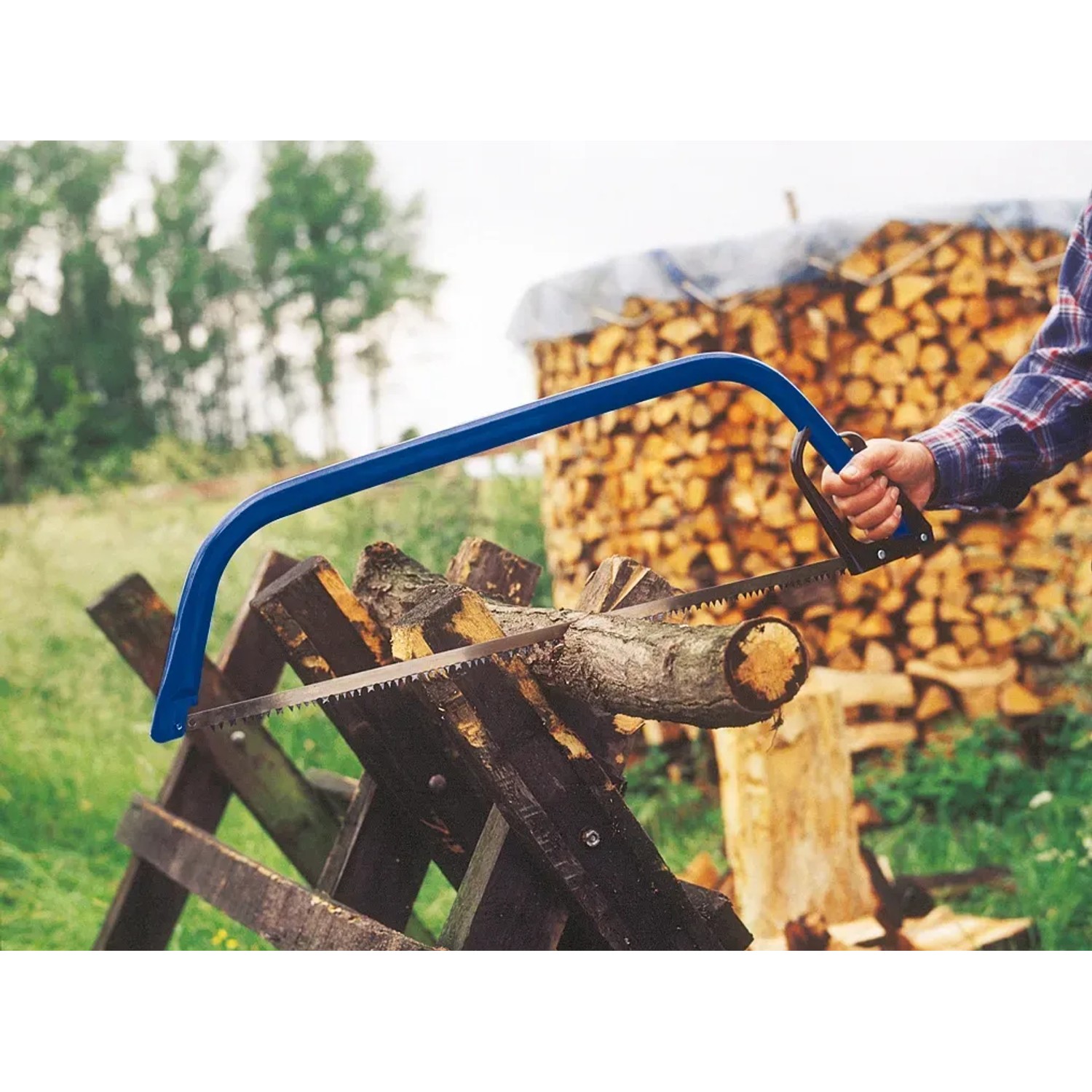 LUX Bügelsäge Comfort 530 mm beim Holzsägen auf einem Sägebock.