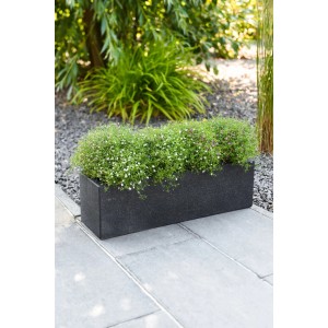 Anthrazitfarbener Vivanno Blumenkasten Flobo 60 cm mit Bepflanzung im Garten.