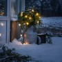 Konstsmide LED Biergarten Lichterkette mit bernsteinfarbenen Birnen im Schnee.