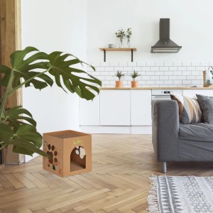 Braunes Katzenhaus aus Pappe mit Kratzbrett, Pfoten-Design und "Lucy" Aufschrift im modernen Wohnraum.