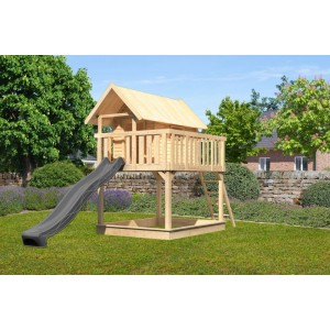 Karibu Stelzenhaus Fidel aus Holz mit anthrazitfarbener Rutsche und Sandkasten im grünen Garten.