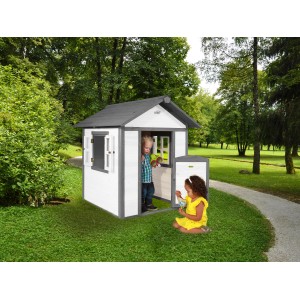 Axi Lodge Spielhaus aus Holz mit zwei spielenden Kindern im Garten.