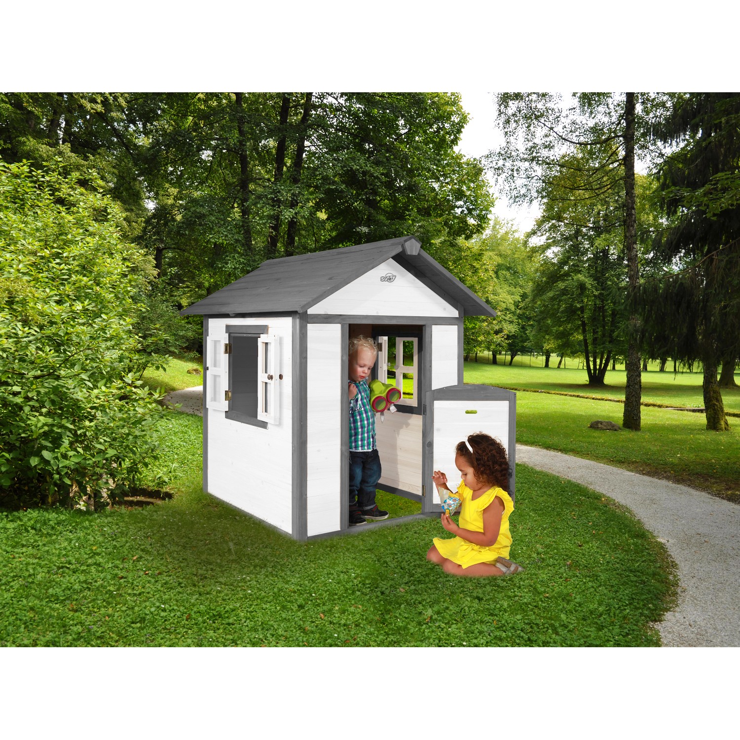 Axi Lodge Spielhaus aus Holz mit zwei spielenden Kindern im Garten.