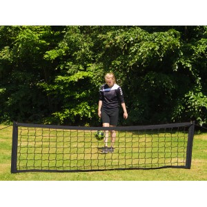 Schwarzes Axi Sportnetz SportNet300 (300 cm) mit Person und Ball im Garten.