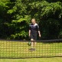 Schwarzes Axi Sportnetz SportNet300 (300 cm) mit Person und Ball im Garten.