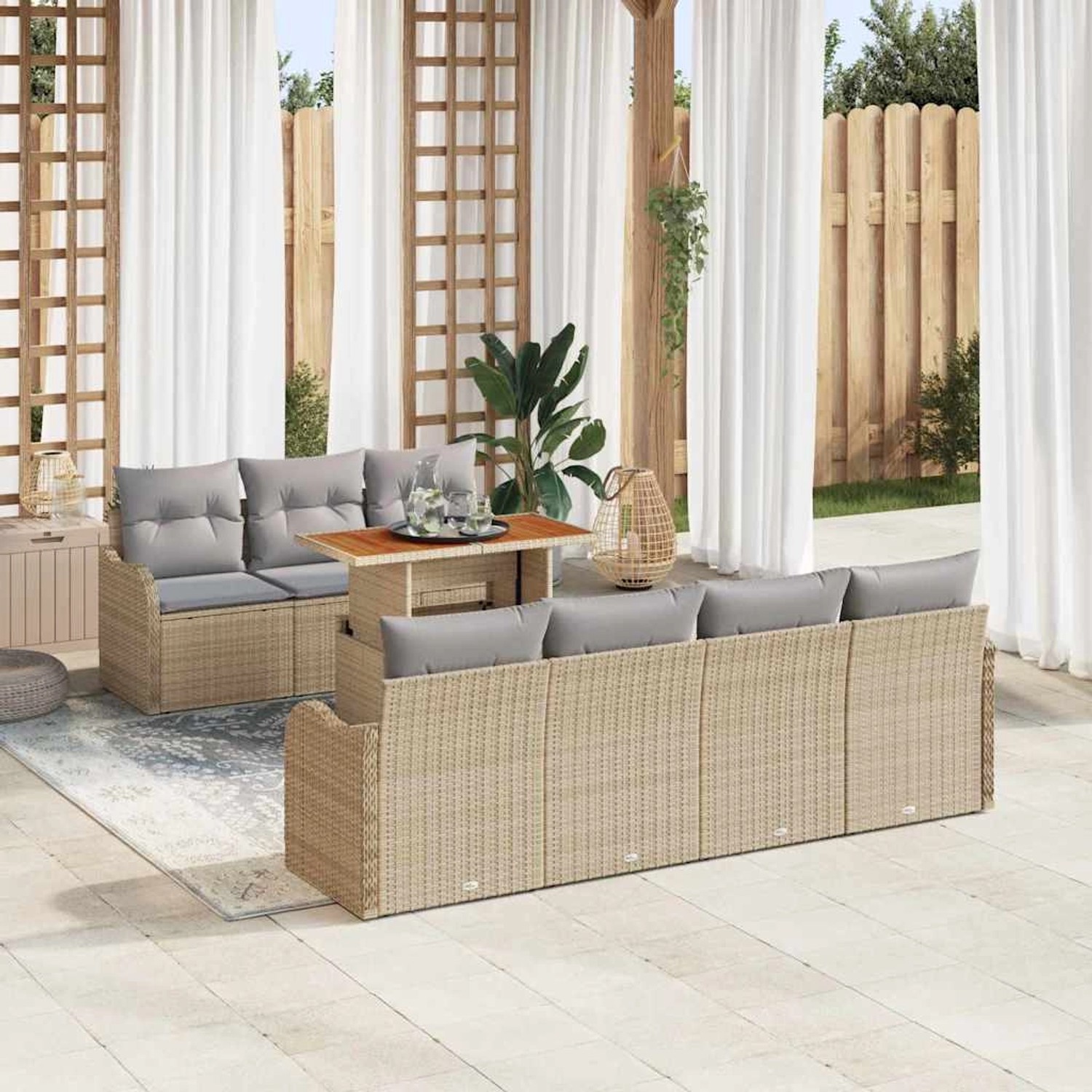 8-teiliges Garten-Sofa-Set aus Poly Rattan in Beige mit Tisch und grauen Kissen.