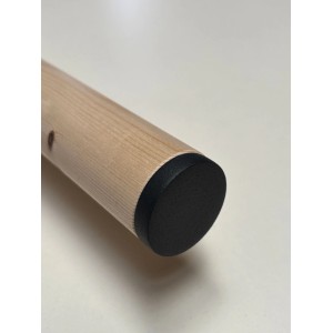 Handlauf aus Fichte, Ø40 mm, mit matter anthrazitfarbener Endkappe. Detail des Holzgeländers.