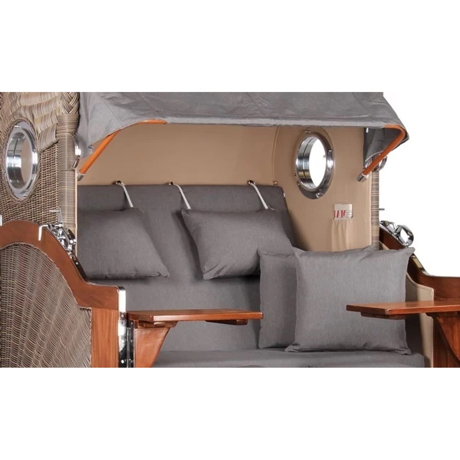 Detailansicht Strandkorb Westerland Mahagoni mit Bullauge und grauem Stoff.