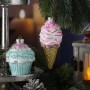 Bunter Glas-Weihnachtsbaumschmuck: Eiswaffel mit Zuckerperlen und Cupcake mit Glitzer. Dekorativer Baumbehang.
