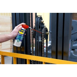 WD-40 Specialist Weißes Lithiumsprühfett in Anwendung auf einer Kette. Ideal für Metallverbindungen.