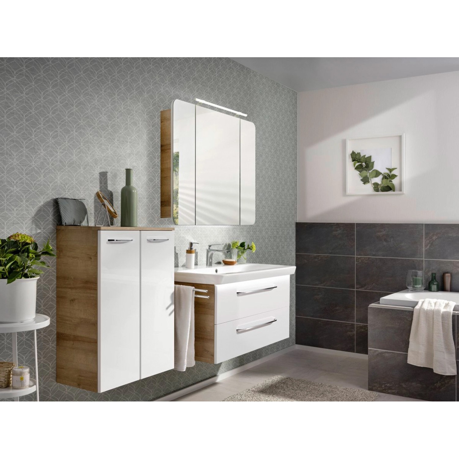 Fackelmann Milano Keramik-Waschbecken, 107,5 cm, weiß, mit Unterschrank und Spiegelschrank im Badezimmer.