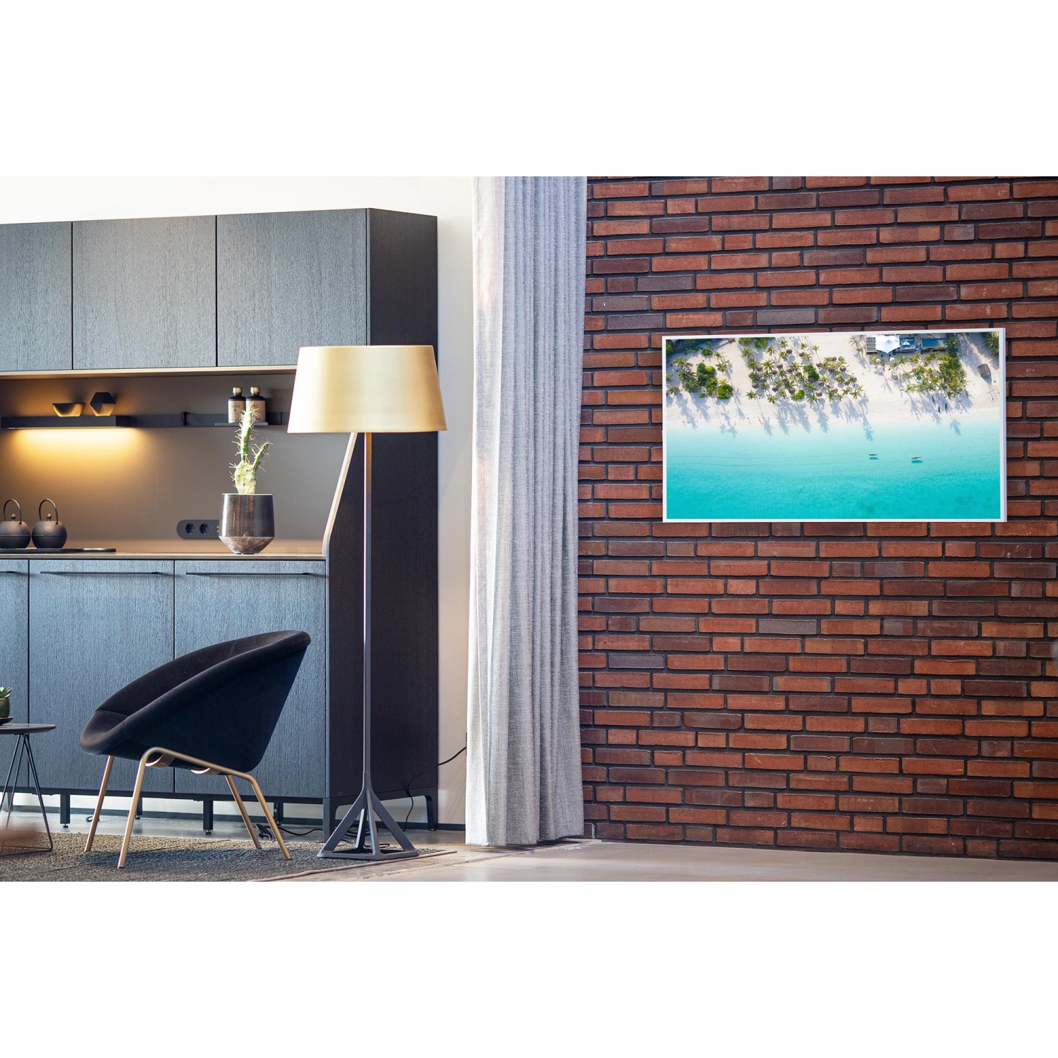 Könighaus Infrarotheizung mit Traumstrand-Motiv an Backsteinwand im Wohnraum.