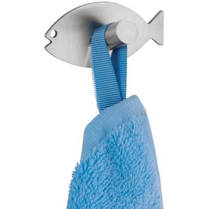 Wenko Wandhaken Fisch aus Edelstahl, selbstklebend mit blauem Handtuch.