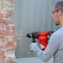 Einhell Bohrhammer TC-RH 1600 in Aktion beim Bohren in eine Ziegelwand.