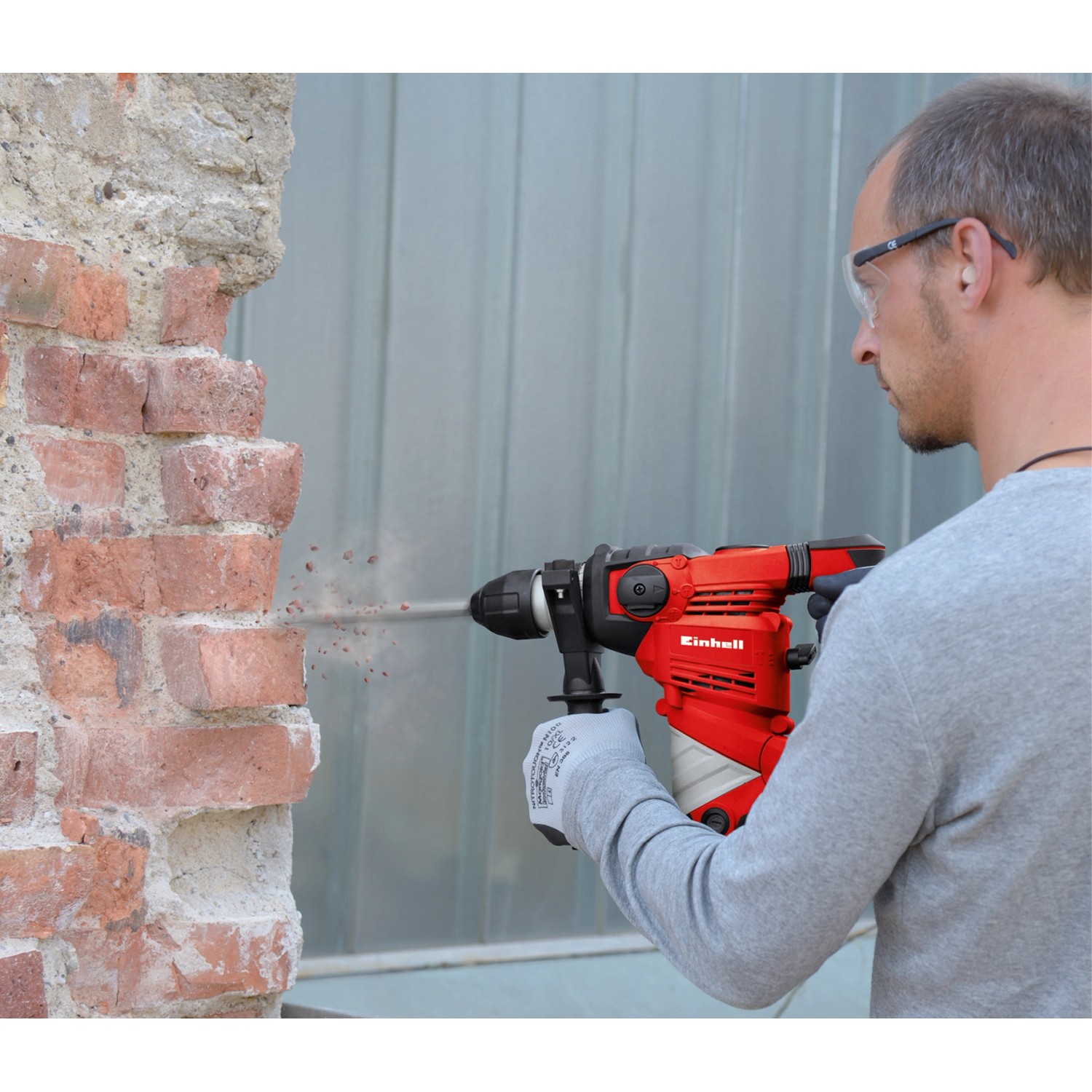 Einhell Bohrhammer TC-RH 1600 in Aktion beim Bohren in eine Ziegelwand.