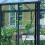 Detailaufnahme: Juliana Gewächshaus Premium 8, anthrazitfarbener Rahmen, Glas, Pflanzen im Inneren.