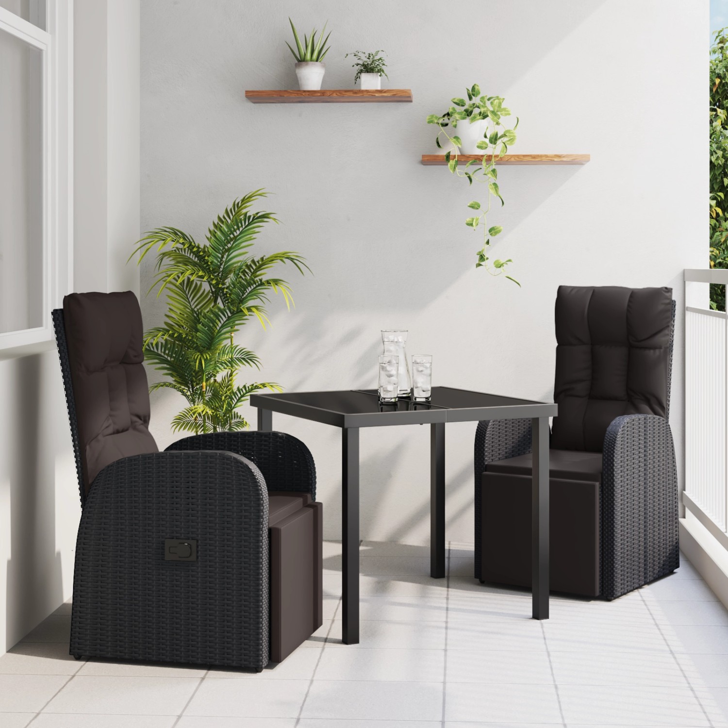 Schwarze 3-tlg. vidaXL Garten Essgruppe aus Poly Rattan mit Tisch und Sesseln mit Kissen.