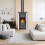 Firefix Kaminofen Etna 2.0, Stahl Anthrazit, 5,8 kW im Wohnraum mit brennendem Feuer.