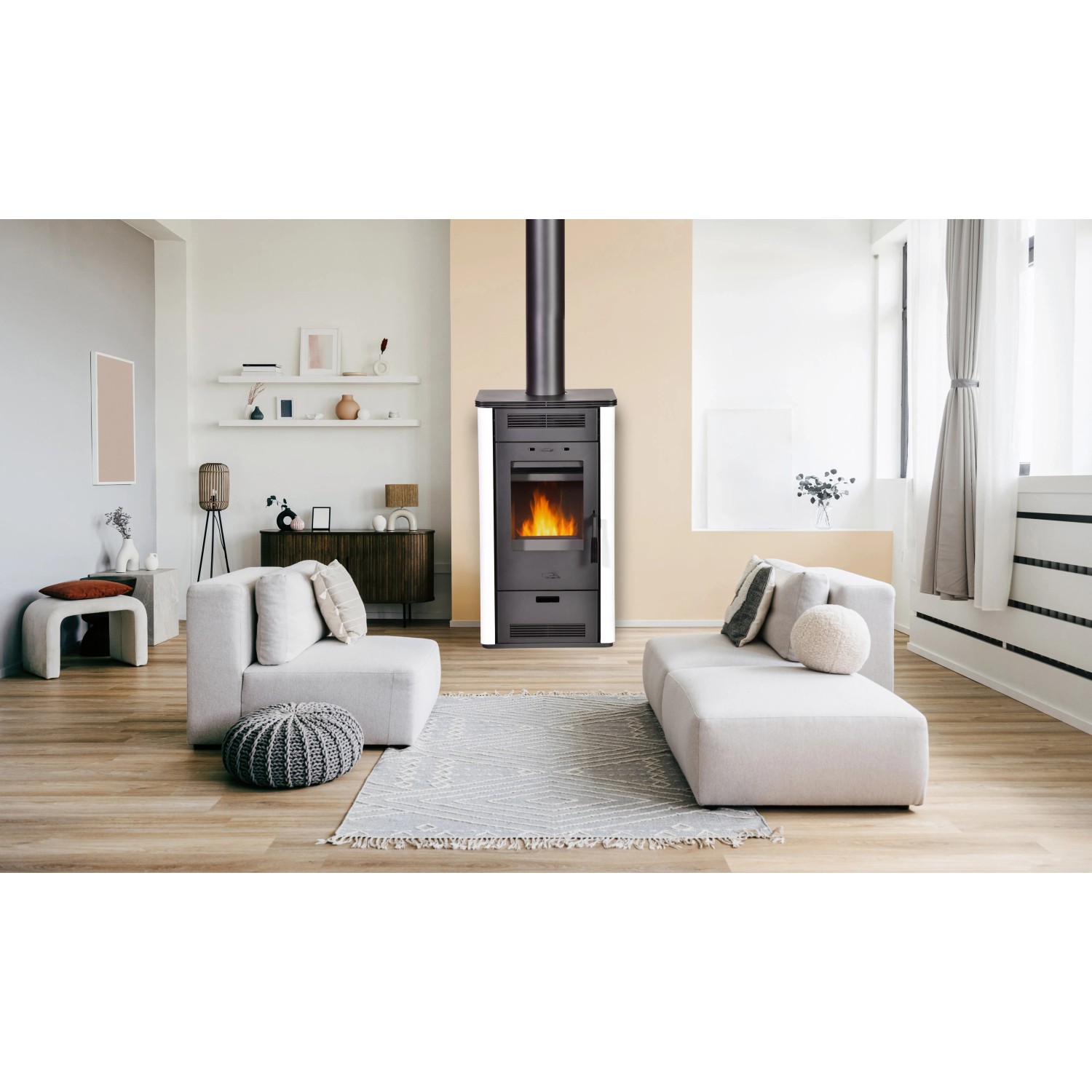 Firefix Kaminofen Etna 2.0, Stahl Anthrazit, 5,8 kW im Wohnraum mit brennendem Feuer.