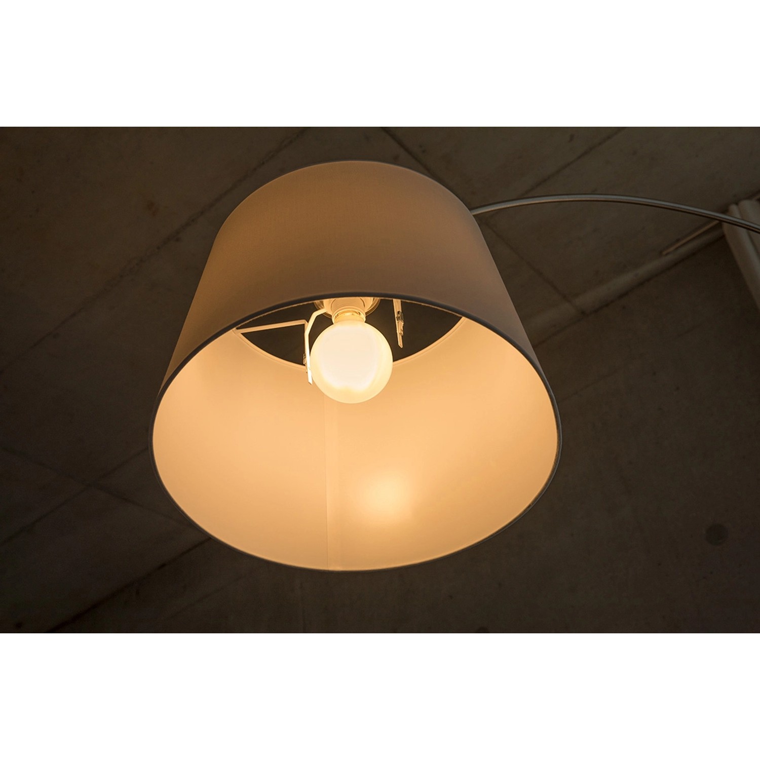 Osram LED-Leuchtmittel E27 Globeform, 11W, warmweißes Licht in einer Hängelampe.