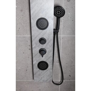 Schwarzes Duschpaneel Steindekor mit Rainshower, Hydromassage, Mischer und Handbrause an grauer Wand.