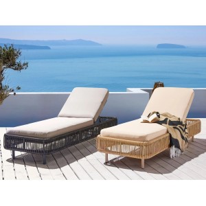 Beige Beliani Gartenliege aus Rattan mit verstellbarer Rückenlehne für Garten oder Terrasse.