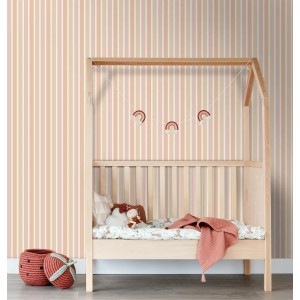 ESTAhome Vliestapete mit vertikalen Streifen in Beige, Terrakotta und Aubergineviolett an einer Wand.