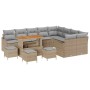 Beiges 13-teiliges Garten-Sofa-Set aus Poly Rattan mit Tisch und Hockern.