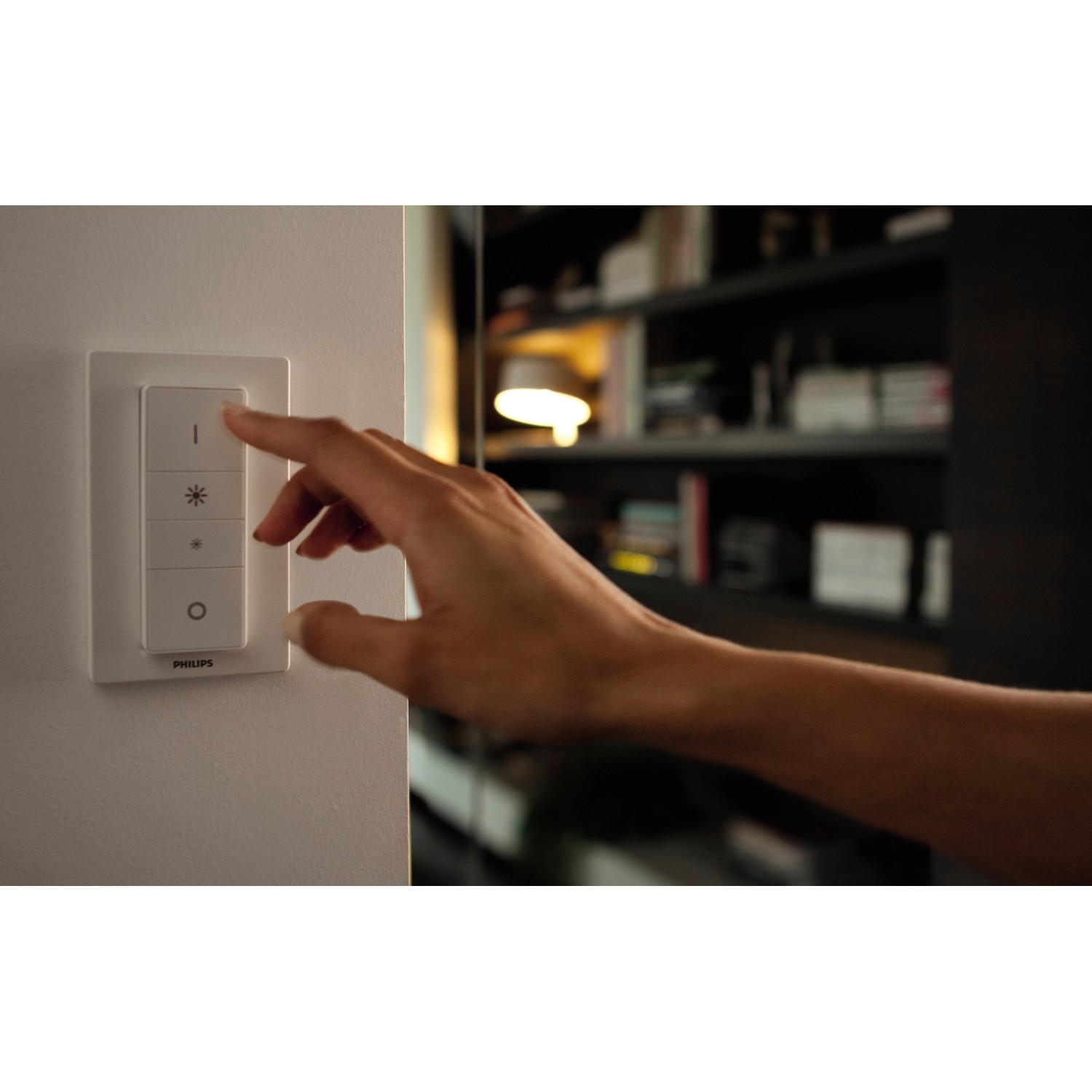 Bedienung des Philips Hue Dimmers zur Steuerung der White Ambiance Leuchte.