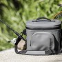 Dunkelgraue Petromax Kühltasche (8 l) neben Angel und Kescher. Ideal für Camping und Outdoor-Aktivitäten.