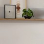 Modernes Inn.Furn Wandboard Darell, 150 cm, grau mit Riviera Eiche Regalboden, dekoriert. Ideal für Bücher & Deko.