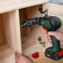 Bosch Akku-Bohrschrauber Advanced Drill 18 V-80 beim Bohren in Holzmöbel.