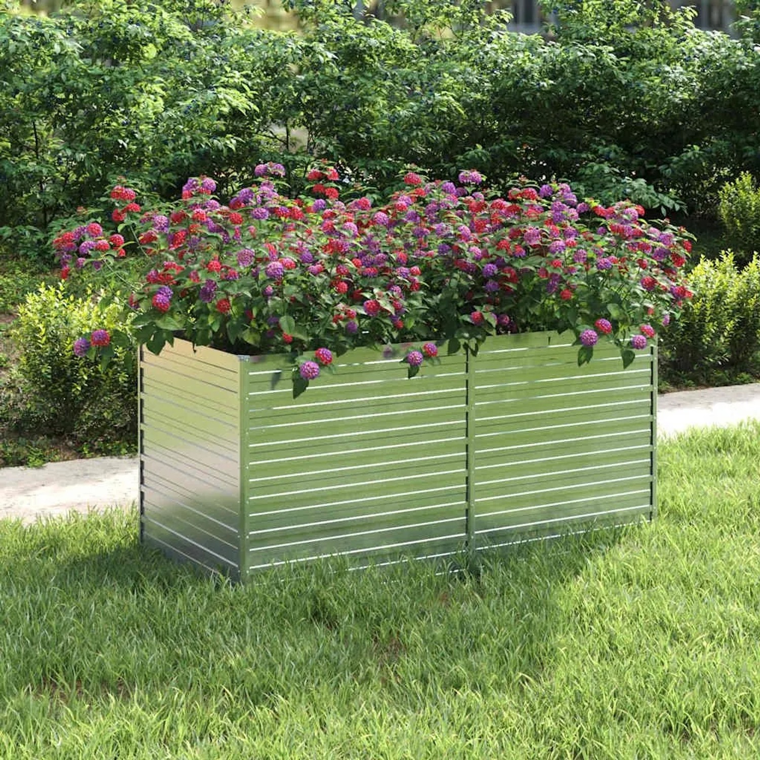 Silbernes Furnicato Garten-Hochbeet (160x80x77 cm) aus verzinktem Stahl mit bunten Blumen bepflanzt.