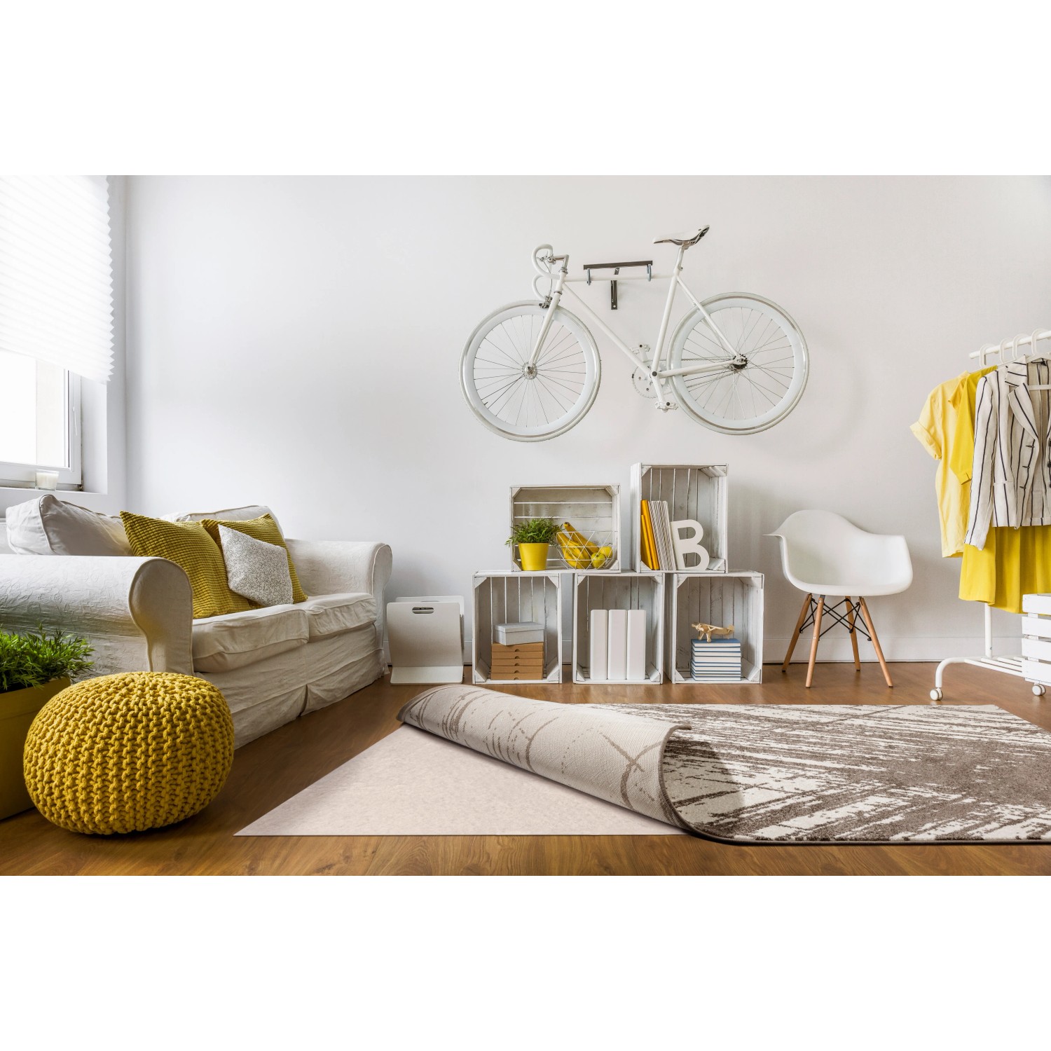 Beige Luxor Living Teppichunterlage (60x110 cm) unter einem Teppich im Wohnzimmer.