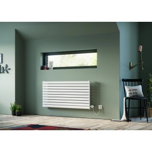 Weißer, horizontaler Ximax Elektro-Heizkörper Fortuna (584x900 mm, 600 W) an grüner Wand.