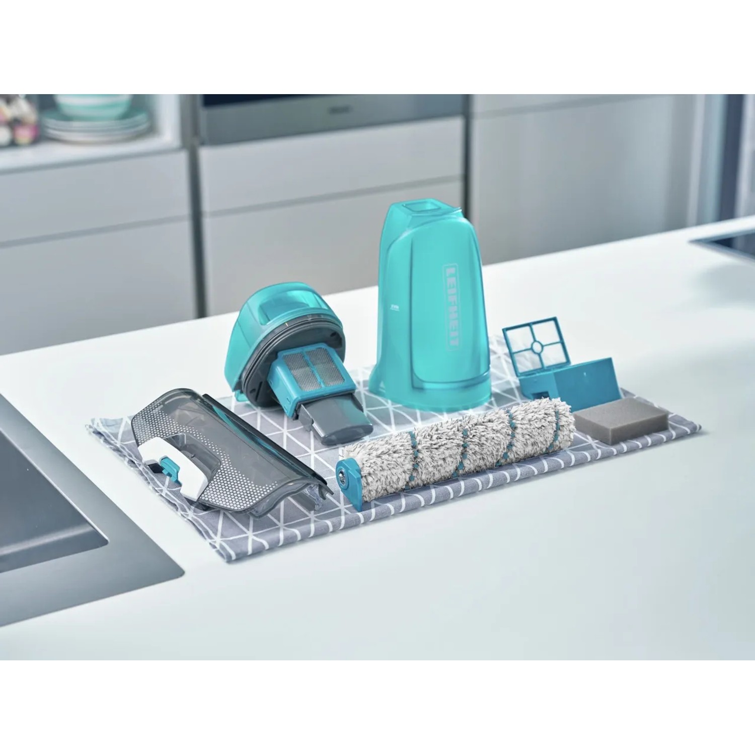 Zubehör für Leifheit Akku-Saugwischer Regulus Aqua PowerVac Reinigungsgerät, diverse Filter und Bürsten.