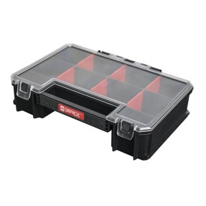 Schwarzer PROREGAL QBRICK Werkzeugkoffer mit transparentem Deckel und roten Fächern.