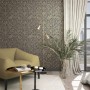 Wohnraum mit Marburg Vliestapete Betonoptik Schwarz-Gold FSC® an der Wand.