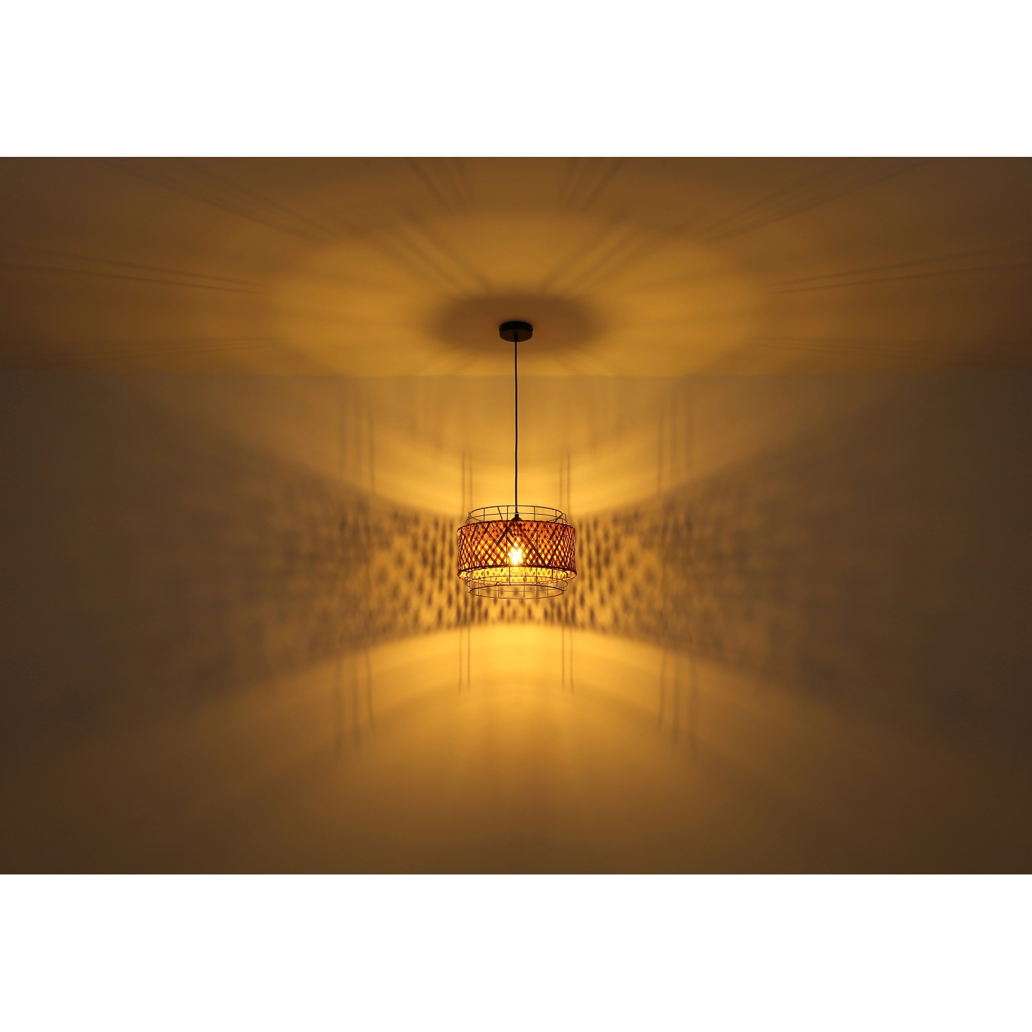 Globo Deckenleuchte Gina, Ø 35 cm, im Industrial/Boho Design mit schwarzem Metallkorb und Bambusgeflecht.