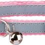 Reflektierendes Jollypaw Katzenhalsband aus Kunststoff, grau und pink, mit Glöckchen.