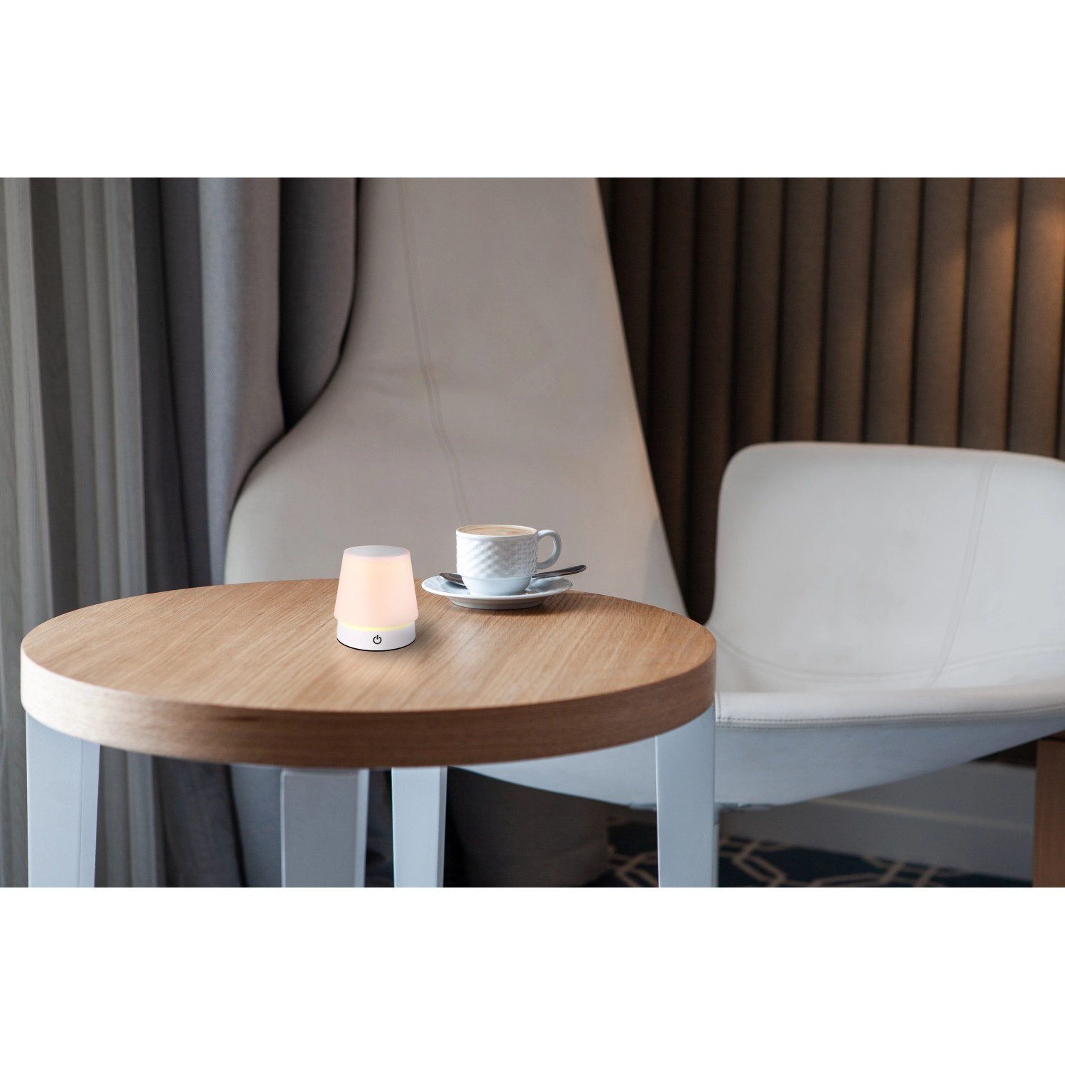 Dimmbare, matte, weiße Globo Tischleuchte Carlos, 28 cm, aus Kunststoff auf einem Tisch.