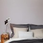 Schlafzimmerwand in Grau-Lila mit Alpina Feine Farben No. 20 Leiser Moment edelmatt gestrichen.