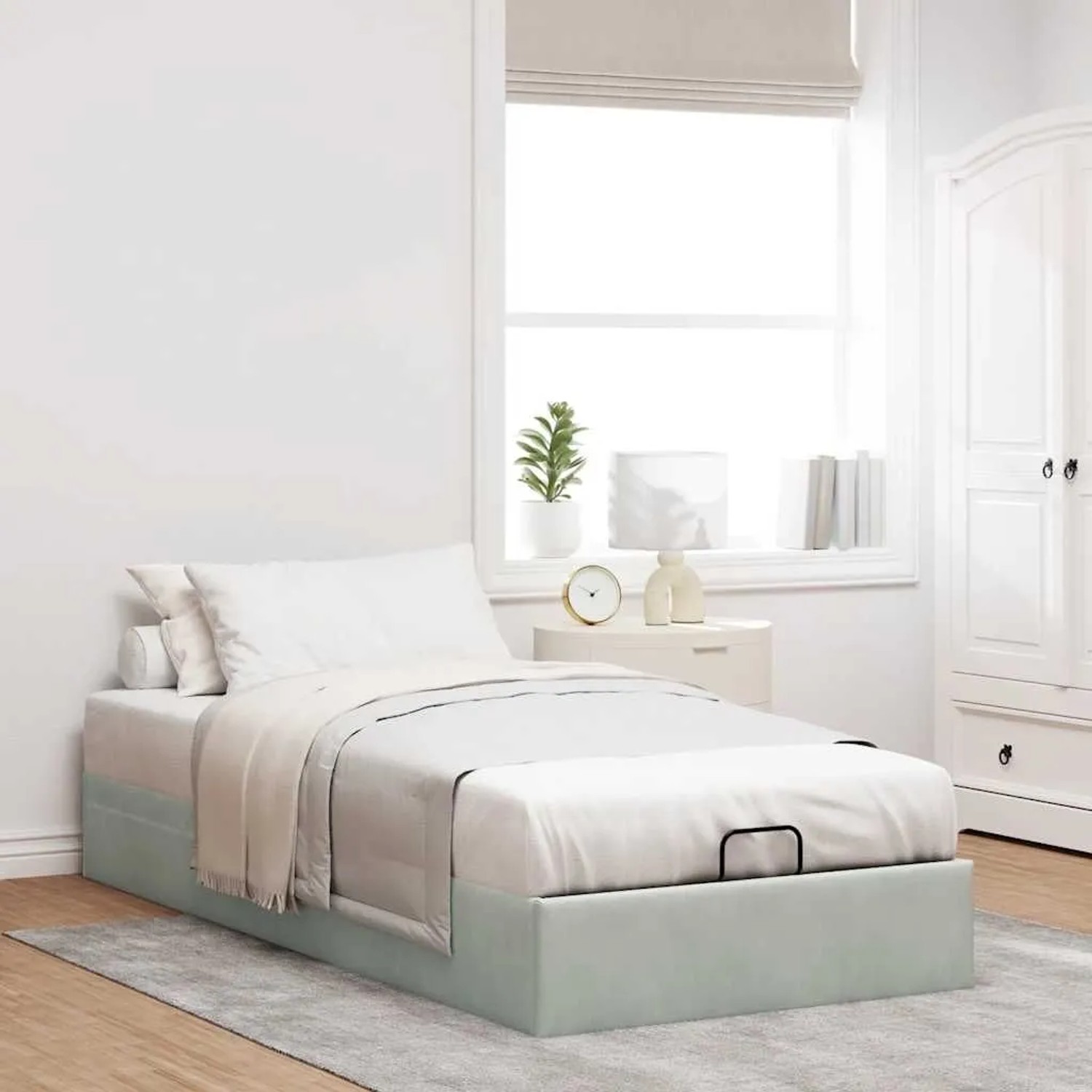 Hellgraues Samt-Ottoman-Bett 100x200 cm mit Stauraum und Hebemechanismus in einem Schlafzimmer.