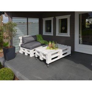 Weiße Möbelpaletten für den Außenbereich als Lounge-Set mit Tisch und Sitzkissen.
