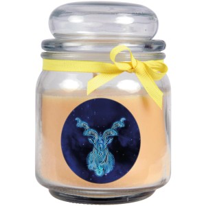 Duftkerze im Glas mit Sternzeichen Steinbock und Vanilleduft, verziert mit gelbem Band.