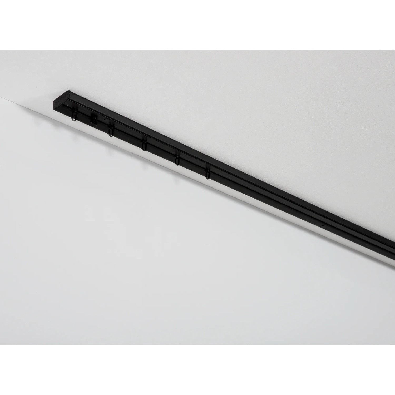 Schwarzes Gardinia Vorhangschienen-Set, 1-läufig, 210 cm, an weißer Decke montiert.