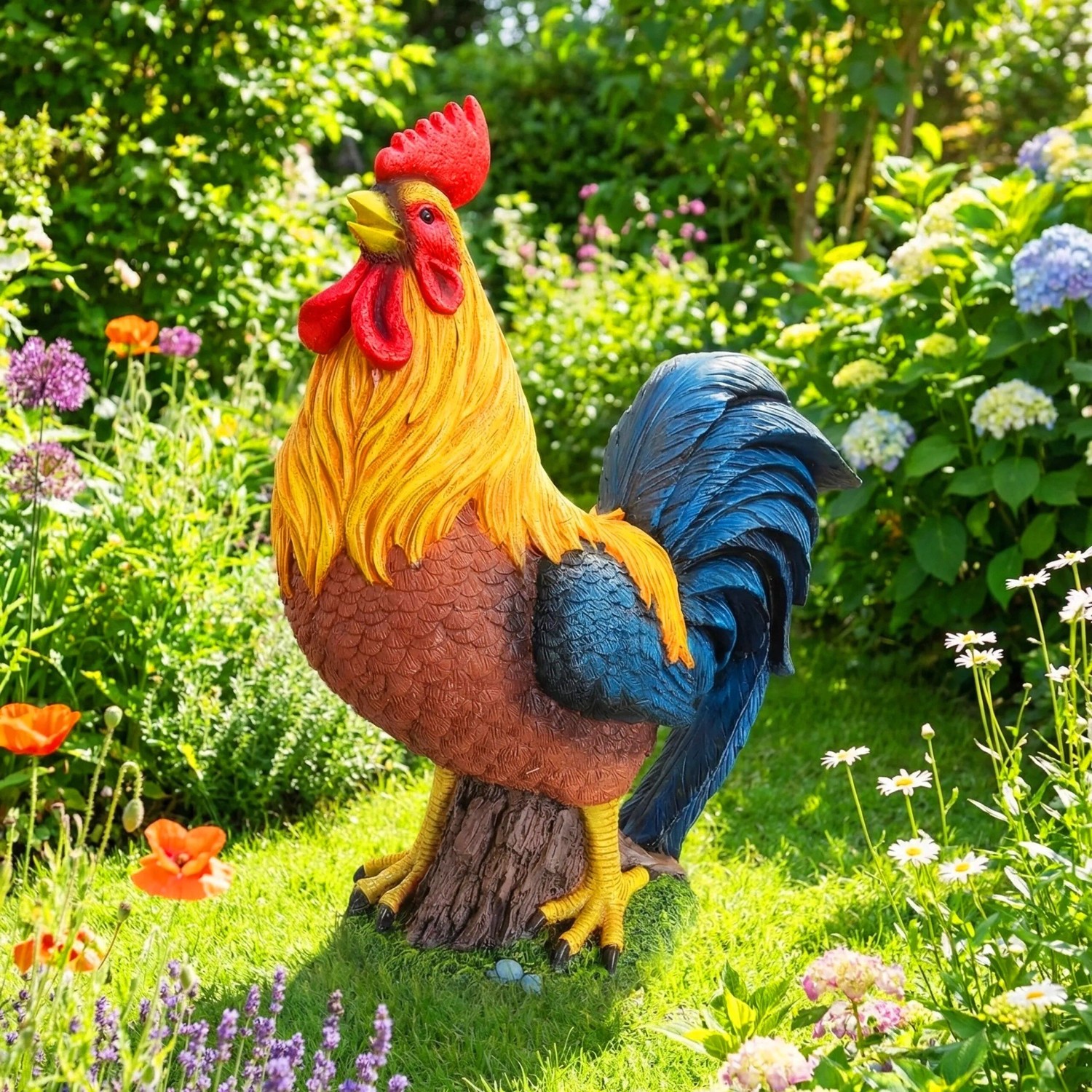 Bunte Gartenfigur Hahn aus Polyresin auf Baumstumpf im grünen Garten. Roter Kamm, gelbe Federn, blauer Schwanz.