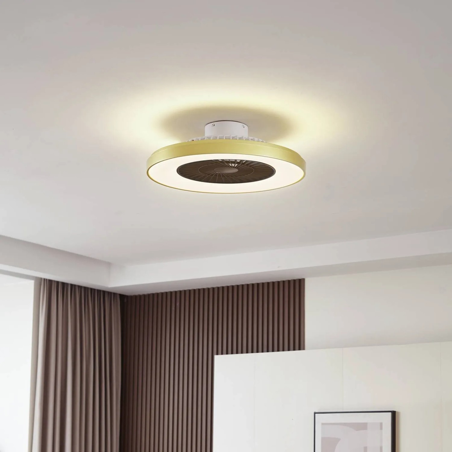 Moderner LED Deckenventilator Teleo in Gold/Messing mit Lampe für Wohnzimmer.