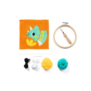 MyMandarine Stanznadel Set Dino: orange Stofffläche mit blauem Dino, Holzring, Punch Needle, bunte Wolle. Kreativwerkzeug.